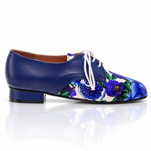 Side profile of blue floral leather Oxford shoe with low block heel.