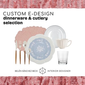 Può includere: Un piatto da portata floreale blu e bianco, un sottopiatto in pizzo rosa, un bicchiere trasparente, una tazza bianca e due forchette d'argento con manici in legno. Il testo "CUSTOM E-DESIGN dinnerware & cutlery selection" è in alto nell'immagine. Il testo "BELÉN SÁNCHEZ BECK" e "INTERIOR DESIGNER" è in basso nell'immagine.
