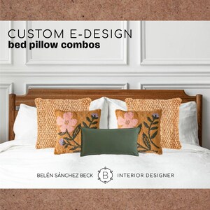 Può includere: Un letto con lenzuola bianche e una testiera in legno. Ci sono quattro cuscini sul letto, due sono marroni, uno è verde e due hanno un motivo floreale con fiori rosa e foglie verdi. Il testo "CUSTOM E-DESIGN bed pillow combos" è in alto nell'immagine. Il testo "BELÉN SÁNCHEZ BECK INTERIOR DESIGNER" è in basso nell'immagine.