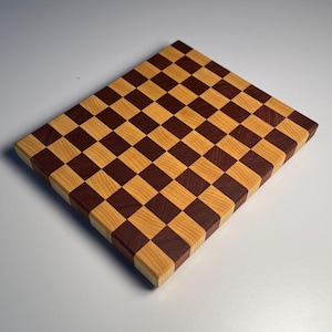 Tabla de cortar de veta final, patrón de tablero de ajedrez.  Fresno y Sapelli. Hecho en Francia. 33 x 28 x 3,5