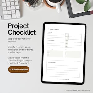 Puede incluir: Una tableta digital que muestra una plantilla de lista de verificación de proyectos. La pantalla muestra campos para objetivos, hitos y pasos. El texto de la izquierda dice "Project Checklist" y promueve el seguimiento de los proyectos. Un teclado y una taza de café están en el fondo.