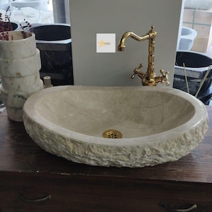 Beige marmor handfat: Handgjord split-face exteriör, badrumsinredning, lyxigt stenhandfat