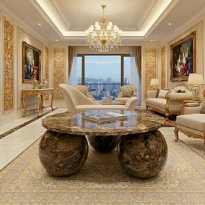 Op de afbeelding: Een luxe woonkamer met een grote marmeren salontafel. De tafel heeft een rond blad en drie bolvormige bases. De kamer heeft sierlijke gouden afwerking, een kroonluchter en uitzicht op de stad.