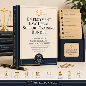 Op de afbeelding: Een Employment Law Legal Support Training Bundle met een boek met een crèmekleurige kaft en marineblauwe accenten, een bijpassende marineblauwe ordner met gelabelde verdelers, een zwarte pen en gouden paperclips met juridische iconen.