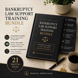 Puede incluir: Un libro negro Bankruptcy Law Support Training Bundle con texto dorado e icono de balanza. La portada enumera 13 guías de formación, rastreadores de Excel y listas de verificación. Incluye 21 archivos digitales, un bolígrafo negro y un clip dorado.
