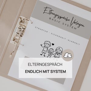 Puede incluir: Un archivador beige con un documento impreso. El documento presenta el texto "Elterngespräche Vorlagen BASIC SYSTEM" y un dibujo de una familia. También incluye el texto "ELTERNGESPRÄCH ENDLICH MIT SYSTEM".