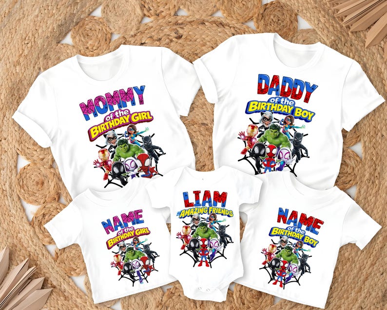 Puede incluir: Camisetas blancas con gr&aacute;ficos de superh&eacute;roes y texto. Una camiseta dice "MOMMY of the BIRTHDAY GIRL", otra dice "DADDY of the BIRTHDAY BOY". Otras camisetas dicen "NAME of the BIRTHDAY GIRL" y "NAME of the BIRTHDAY BOY". Un body dice "LIAM AMAZING FRIENDS".
