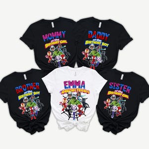 Puede incluir: Cinco camisetas gr&aacute;ficas. Cuatro camisetas negras con el texto "Mommy of the Birthday Girl", "Daddy of the Birthday Boy", "Brother of the Birthday Boy" y "Sister of the Birthday Girl". Una camiseta blanca con el texto "Emma Amazing Friends".