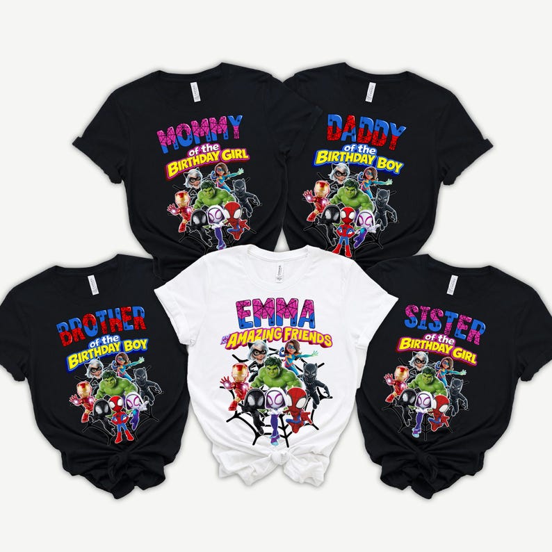 Puede incluir: Cinco camisetas gr&aacute;ficas. Cuatro camisetas negras con el texto "Mommy of the Birthday Girl", "Daddy of the Birthday Boy", "Brother of the Birthday Boy" y "Sister of the Birthday Girl". Una camiseta blanca con el texto "Emma Amazing Friends".