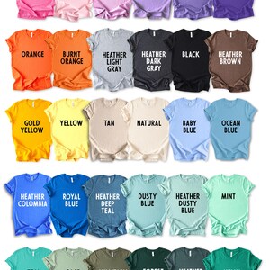 Puede incluir: Una colecci&oacute;n de camisetas de varios colores, cada una con un tono diferente y etiquetada con su nombre de color. Los colores incluyen granate, rojo, rosa, naranja, amarillo, azul, verde y m&aacute;s. Las camisetas se muestran en filas.