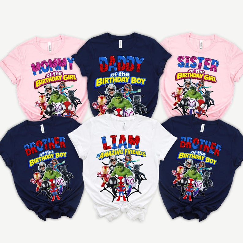Puede incluir: Una colecci&oacute;n de camisetas coloridas con gr&aacute;ficos de superh&eacute;roes. Las camisetas son rosas, azul marino y blancas, con textos como "Mam&aacute;", "Pap&aacute;", "Hermana", "Hermano" y "Liam". Ideales para una fiesta de cumplea&ntilde;os.