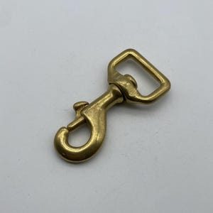 Mässingssnäppkrok med rektangulär ögla, mässingsbult med snäppfäste, stark mässingskarbinhake, läderväskbeslag
