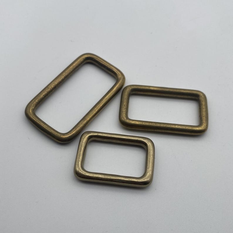 Peut inclure: Trois anneaux rectangulaires en m&eacute;tal de couleur or antique de diff&eacute;rentes tailles.