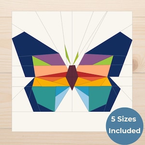Op de afbeelding: Een kleurrijk geometrisch vlinderontwerp op een witte achtergrond. De vlinder heeft blauwe, groene, gele, oranje, paarse en rode vormen. De tekst "5 Sizes Included" staat in een blauwe cirkel.