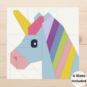 Könnte beinhalten: Ein geometrisches Einhorn-Design in Blau-, Rosa-, Gelb- und Lilatönen. Das Einhorn hat ein gelbes Horn, eine rosa Nase und eine mehrfarbige Mähne. Der Text "4 Sizes Included" befindet sich in einem weißen Kreis unten rechts.