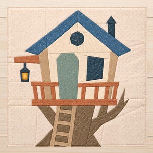 Könnte beinhalten: Ein quadratischer Stoff-Quiltblock mit einem Baumhaus-Design. Das Haus hat ein blaues Dach, eine hellblaue Tür, ein dunkelblaues Fenster und eine braune Leiter. Eine kleine Laterne mit gelbem Licht hängt an einem braunen Ast auf der linken Seite.