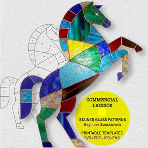 Puede incluir: Un caballo de vidriera colorido en pose de encabritado, con un diseño de retazos de piezas de vidrio rojas, azules, verdes y amarillas. Un dibujo lineal de un caballo está en el fondo. Incluye el texto "COMMERCIAL LICENCE".