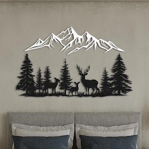 以下が含まれることがあります： 黒い金属製のウォールアートで、山並み、松の木、鹿を描いています。 アートワークは、灰色のヘッドボード、白いナイトスタンド、ペンダントライトを備えたベッドの上に設置されています。 鹿は木のシルエットになっています。