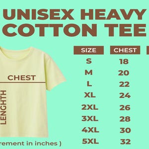 Pu&ograve; includere: Tabella delle taglie per una t-shirt unisex in cotone pesante. La tabella mostra la taglia, la misura del petto in pollici e la misura della lunghezza in pollici.