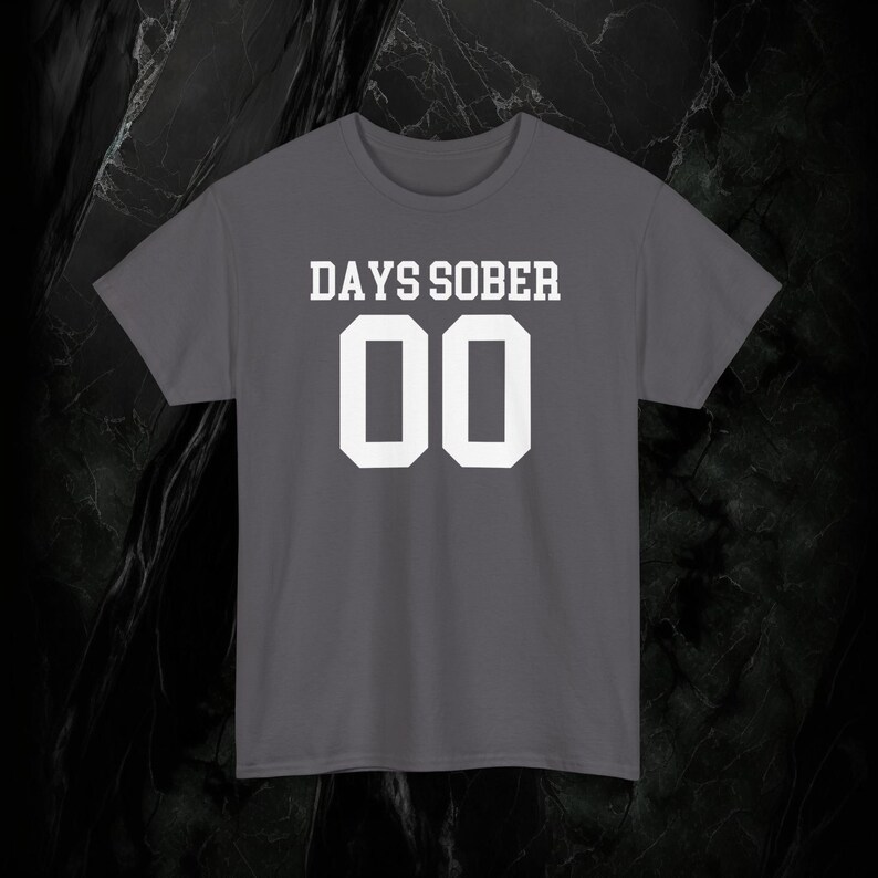 Maglietta Days Sober 00 / Maglietta casual divertente / Maglietta umoristica impertinente / Maglietta da bere originale / Regalo per feste per amici immagine 4