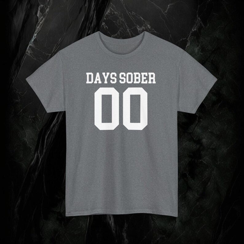 Maglietta Days Sober 00 / Maglietta casual divertente / Maglietta umoristica impertinente / Maglietta da bere originale / Regalo per feste per amici immagine 2