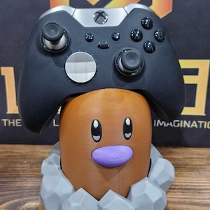 Lustiger Diglett-inspirierter Schreibtischbegleiter – Brillen- & Controllerhalter | Gamer Geschenk