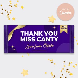 以下が含まれることがあります： 紫色のチョコレートバーの包装紙。白で「THANK YOU MISS CANTY」、金色の筆記体で「Love from Elijah」と書かれています。金色のリボンと星が包装紙を飾り、「NO.1 TEACHER」のバッジが付いています。金色の星の紙吹雪が包装紙を囲んでいます。