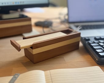 Wooden pencil box / boîte à stylo en bois