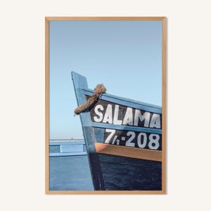 Marokkanischer Druck, boho Wandkunst, Atlantikküste, Atlasozean und blaue Fischerboote von Essaouira
