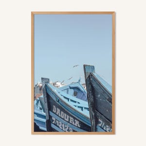 Impresión marroquí, arte de pared boho, costa del océano Atlántico, océano Atlas y barcos de pesca azules de Essaouira