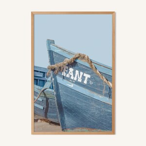 Impresión marroquí, arte de pared boho, costa del océano Atlántico, océano Atlas y barcos de pesca azules de Essaouira