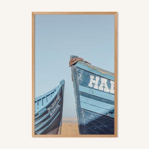 Impresión marroquí, arte de pared boho, costa del océano Atlántico, océano Atlas y barcos de pesca azules de Essaouira
