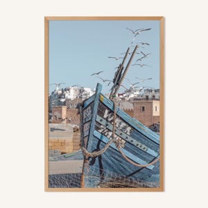 Marokkanischer Druck, boho Wandkunst, Atlantikküste, Atlasozean und blaue Fischerboote von Essaouira