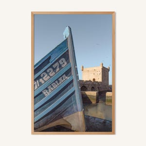 Marokkanischer Druck, boho Wandkunst, Atlantikküste, Atlasozean und blaue Fischerboote von Essaouira