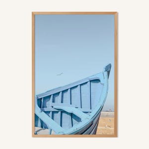 Marokkanischer Druck, boho Wandkunst, Atlantikküste, Atlasozean und blaue Fischerboote von Essaouira