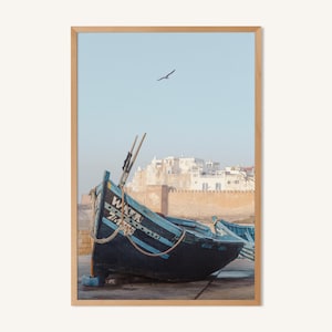 Impresión marroquí, arte de pared boho, costa del océano Atlántico, océano Atlas y barcos de pesca azules de Essaouira