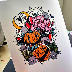 Puede incluir: Una ilustración pintada a mano de dos calabazas naranjas con caras de jack-o'-lantern, rodeadas de una telaraña, una flor rosa y otros detalles espeluznantes.