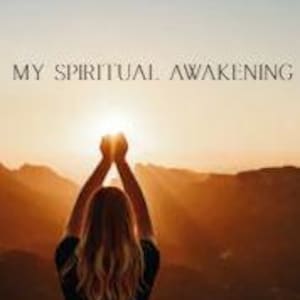 Könnte beinhalten: Eine Person mit erhobenen Armen zur Sonne, mit dem Text "MY SPIRITUAL AWAKENING" in einer Serifenschrift. Der Hintergrund zeigt eine Bergkette und einen Sonnenuntergang in warmen Orange- und Gelbtönen.