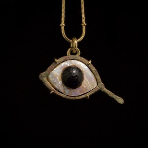 Amuleto del antiguo Egipto: Ojo de sarcófago (Udjat), Reino Medio (aprox. 2000–1700 a. C.)