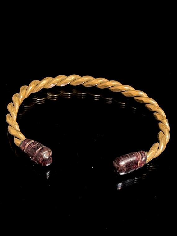 Bracciale Tibetano in Ottone e Pelle – Energia, Equilibrio e Tradizione Sacra | Talismano Spirituale tra Induismo e Buddismo