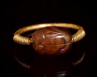 Oud-Egyptische carneool amuletring – Heilige scarabee met Horus-cartouche | Symbool van leven, bescherming en wedergeboorte