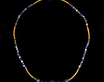 Collar antiguo egipcio, elaborado con perlas de lapislázuli y amuleto central en Ágata Azul, acero trabajado en frío e inserciones de latón.