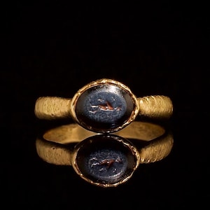 Ancient Roman Signet Ring in Nicolò – Faun with Pedum | Hand-crafted bronze with engraved gemstone – 3rd century AD