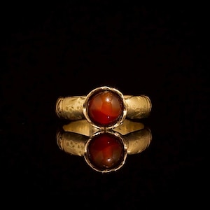 Anillo celta antiguo con el "Ojo de Odín" | Ágata de fuego | Bronce forjado a mano | Siglo VIII d. C.