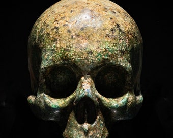 Oude schedel uit de cultuur van het Inca-rijk, Avventurite-kristalpasta, met de hand gesneden, zeer realistisch, schaal 1:1, uit Mexico.