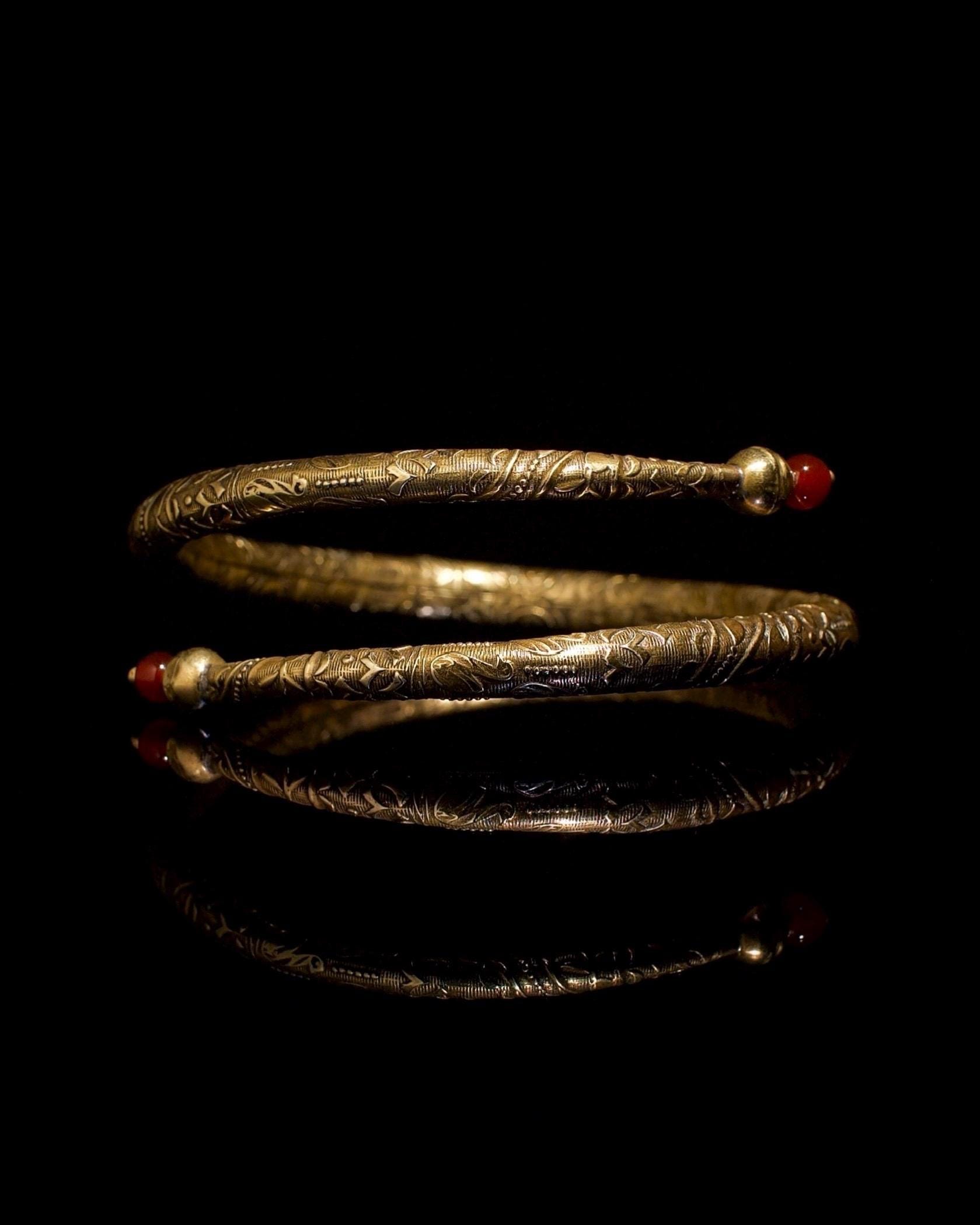Ancient Roman Armilla Bracelet in Chiseled Bronze with Carnelian – Ritual Jewel and Symbol of Nuptial Union | One-of-a-kind piece
