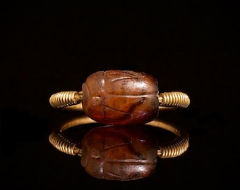 Anello Amuleto dell’Antico Egitto in Corniola – Scarabeo Sacro con Cartiglio di Horus | Simbolo di Vita, Protezione e Rinascita