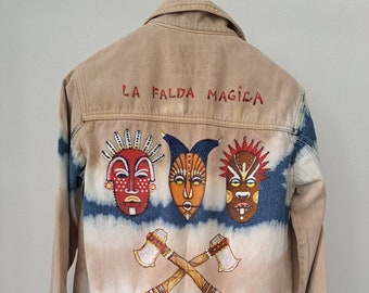 Chaqueta vaquera pintada a mano y con bordado a mano.