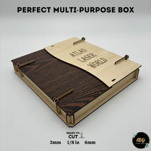 Puede incluir: Una caja de madera con tapa con bisagras. La caja está hecha de madera clara y oscura y tiene el texto "ATLAS LASER WORLD" grabado en la tapa. La caja tiene un grosor de 3 mm y está lista para ser cortada.