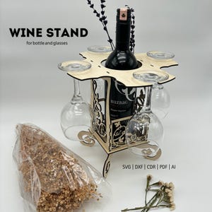 Könnte beinhalten: Ein Weinständer aus Holz mit einer Flasche Rotwein und vier Weingläsern. Der Ständer hat ein dekoratives Design mit einem floralen Motiv. Der Text "BuzBag" ist auf dem Flaschenetikett sichtbar. Der Text "SVG | DXF | CDR | PDF | AI" ist am unteren Rand des Bildes sichtbar.